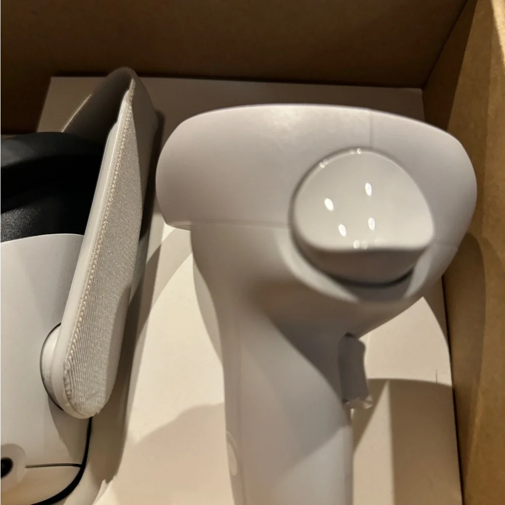 I am selling a oculus quest 2 only used 5 times no scratches or dents
